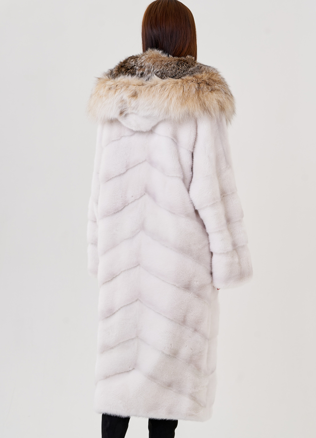 Белая шуба из норки с рысью модель № 23120 в кредит