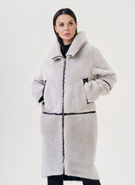 Двухсторонняя женская дубленка с капюшоном
