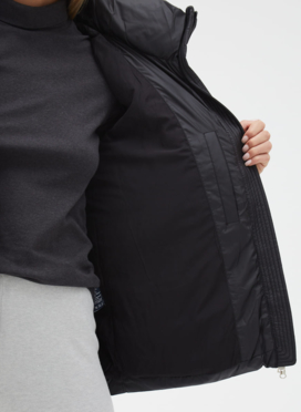 Женский пуховик черного цвета с капюшоном