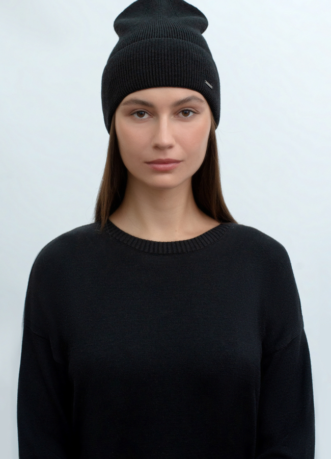 Демисезонная шапка бини в черном цвете модель № 12304 меха малина