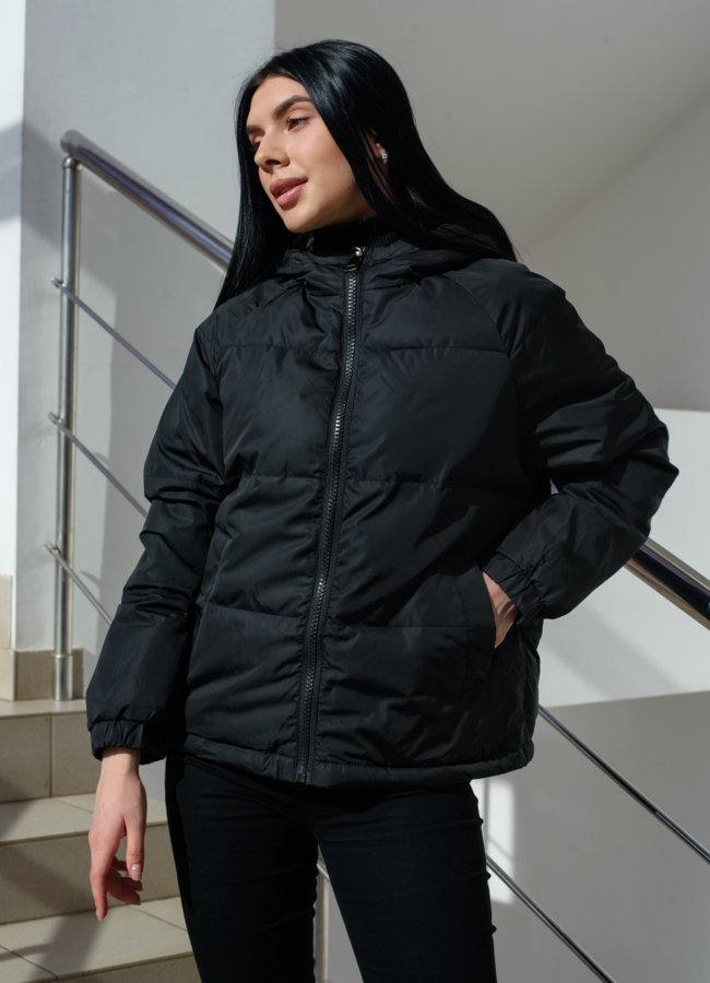 Женская куртка черного цвета с капюшоном модель № 22589 в кредит