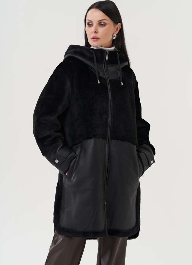 Женская дубленка черного цвета с капюшоном модель № 25523 в рассрочку