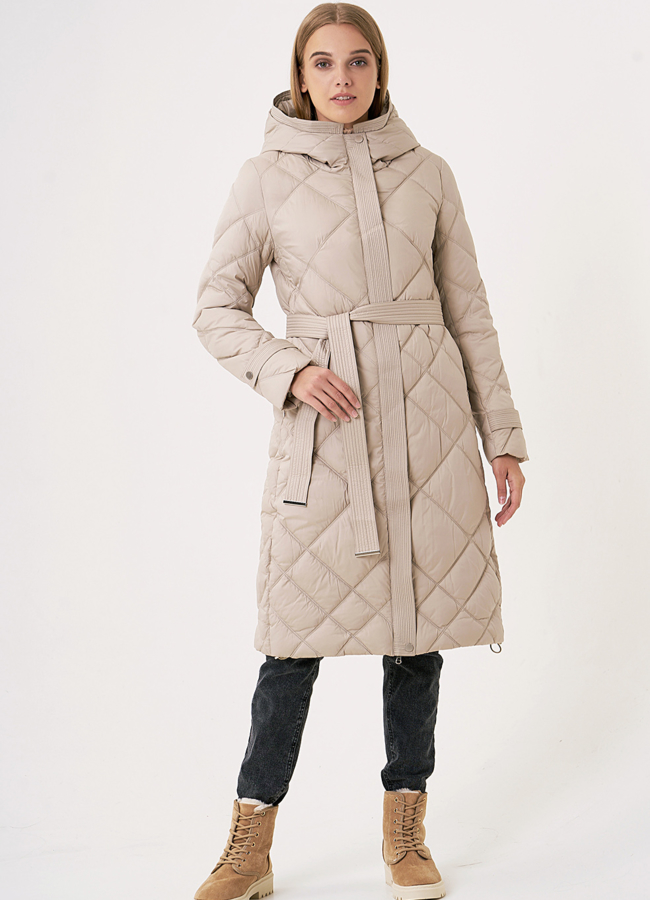 Бежевый удлиненный пуховик с капюшоном модель № 011 в кредит