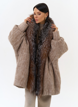 Женский удлиненный пуховик с отделкой из меха чернобурки