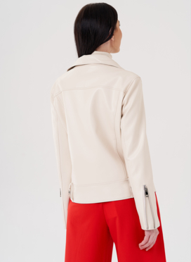 Светлая куртка косуха из эко кожи