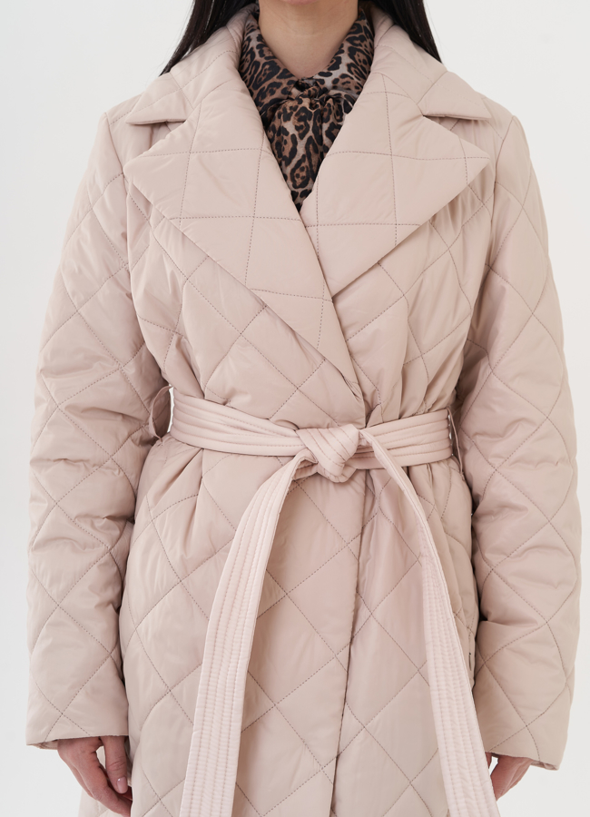 Стеганое пальто с поясом модель № 26875 в рассрочку