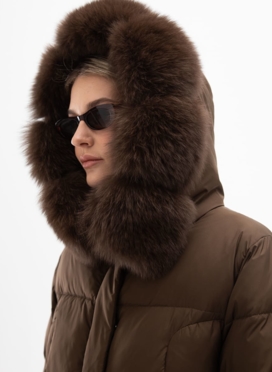 Короткий пуховик с капюшоном из меха песца Короткий пуховик с капюшоном из меха песца