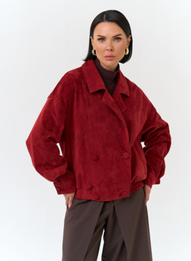 Женская куртка из натуральной замши красного цвета