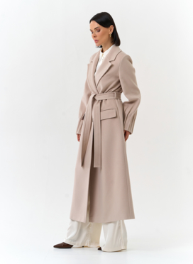 Женское светлое пальто с поясом
