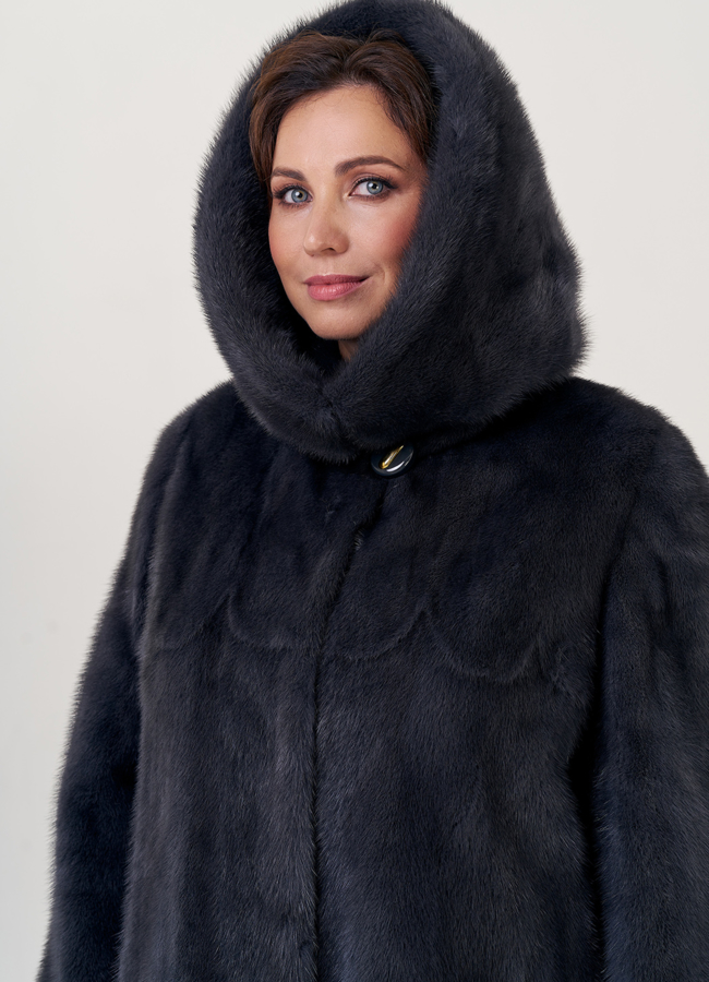 Удлиненная классическая шуба с капюшоном в цвете графит модель № 23166 в рассрочку