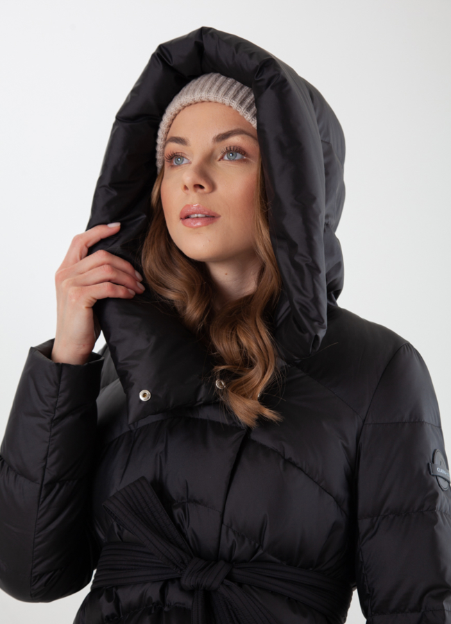 Женский пуховик в черном цвете с капюшоном модель № 21090 в рассрочку
