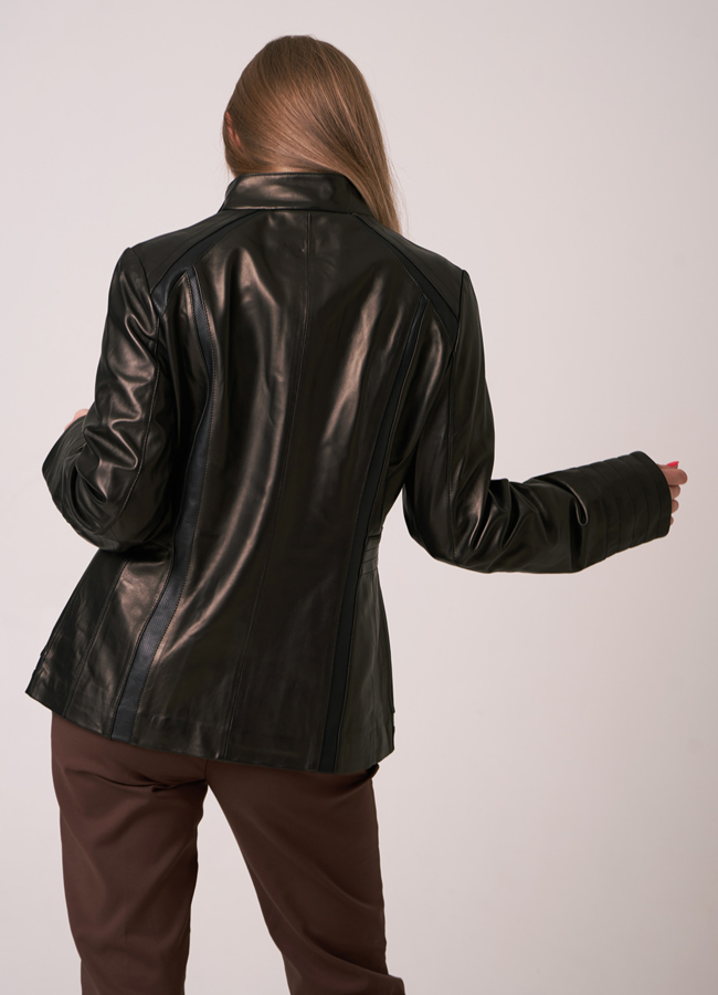 фото Женская кожаная куртка черного цвета модель № 17757