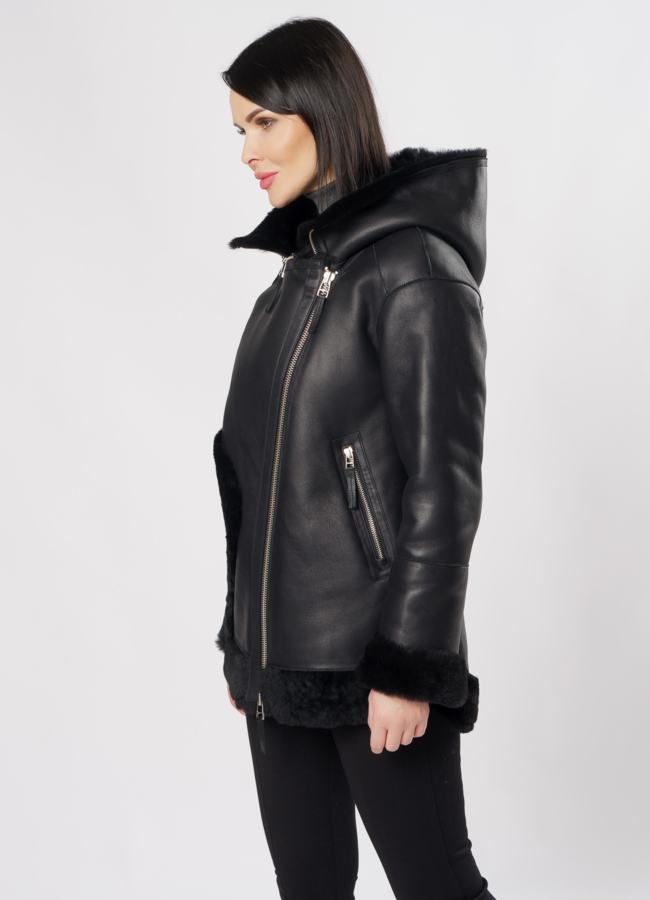 Укороченная дубленка с капюшоном черного цвета модель № 3633 в кредит