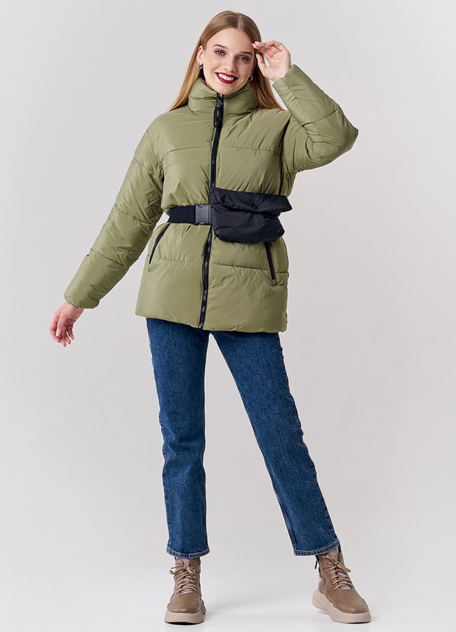 Пуховик женский зеленого цвета с поясом-сумкой модель № 21840 в кредит