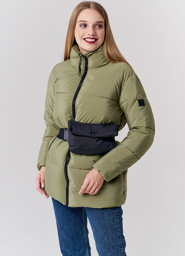 Пуховик женский зеленого цвета с поясом-сумкой модель № 21840 меха малина