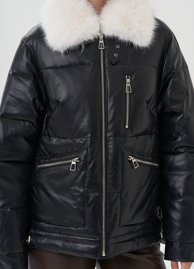 Куртка черного цвета с воротником из эко меха модель № 24867 универмаг малина