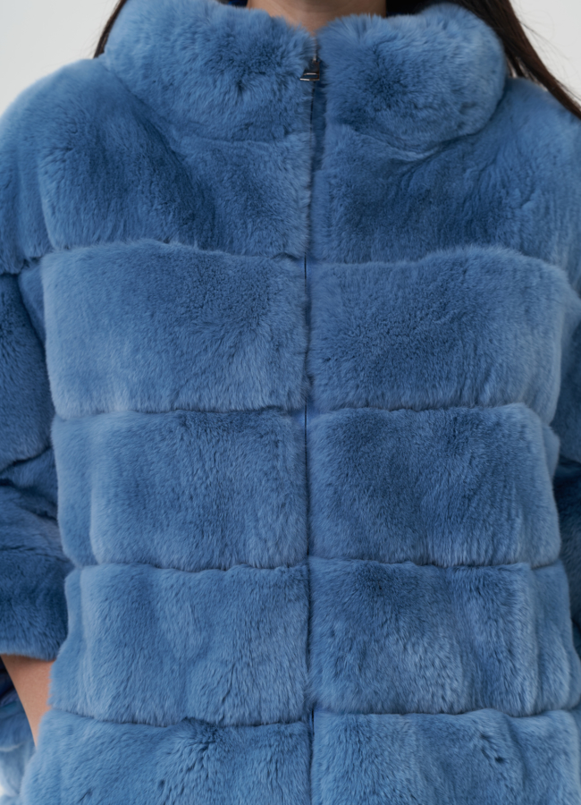 Укороченная шуба голубого цвета из меха кролика модель № 25319 в рассрочку