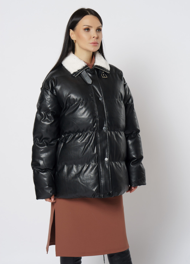 Куртка из эко кожи черного цвета с воротником стойкой модель № 21712 в рассрочку
