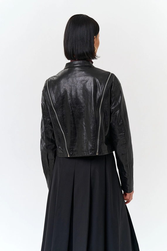 Куртка из натуральной кожи с декоративными молниями фото