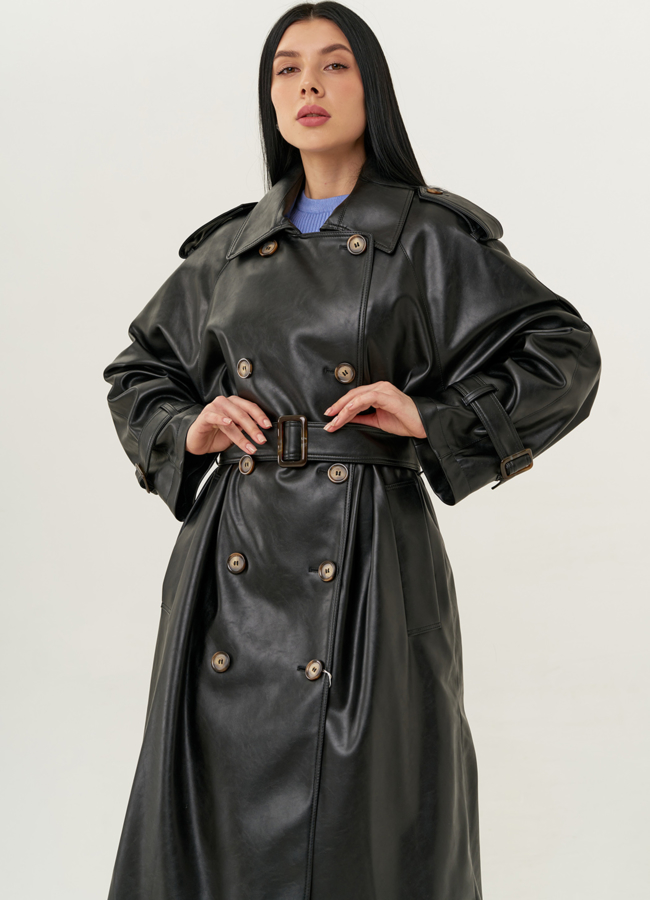 Женский плащ из эко кожи черного цвета модель № 22267 меха малина