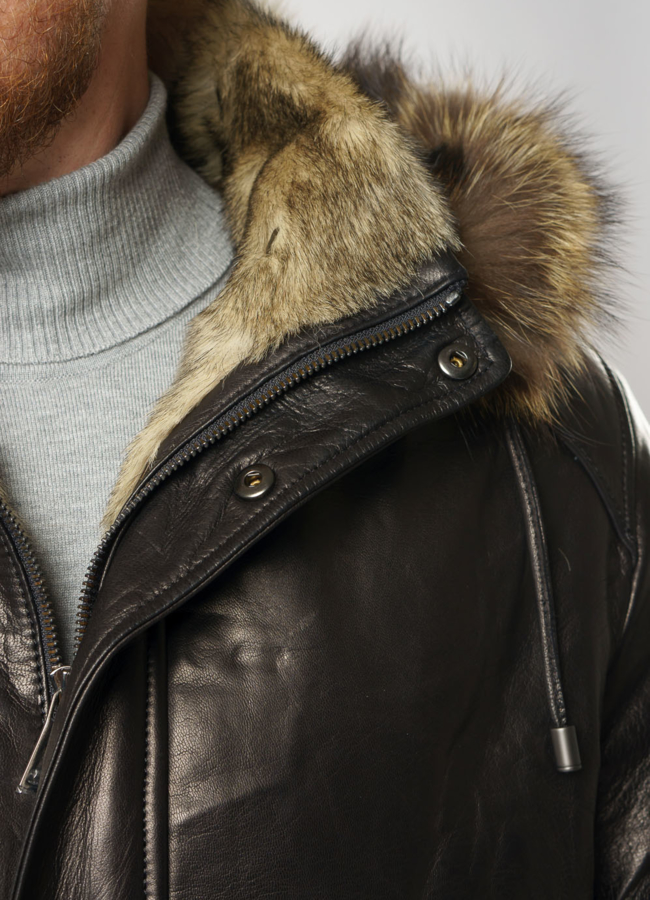 Дубленка из натуральной кожи на волке с капюшоном модель № DM-131 в кредит