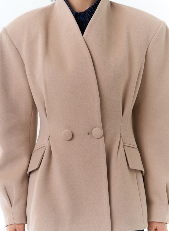 Женское укороченное пальто с акцентными рукавами