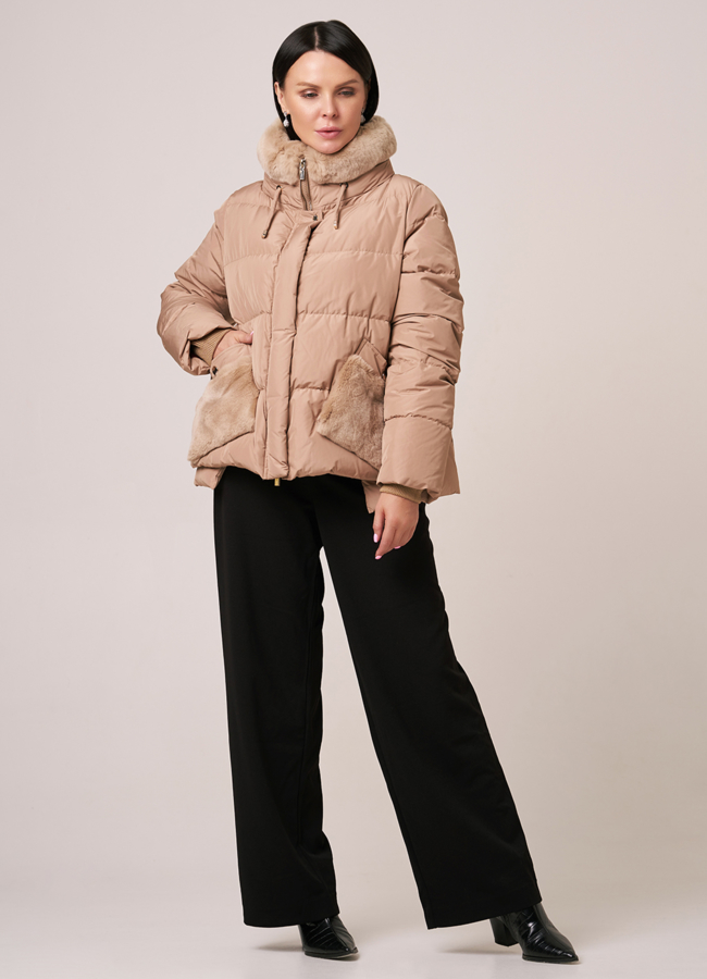 Пуховик DiegoM укороченный бежевого цвета  модель № Diego-M 703 меха малина