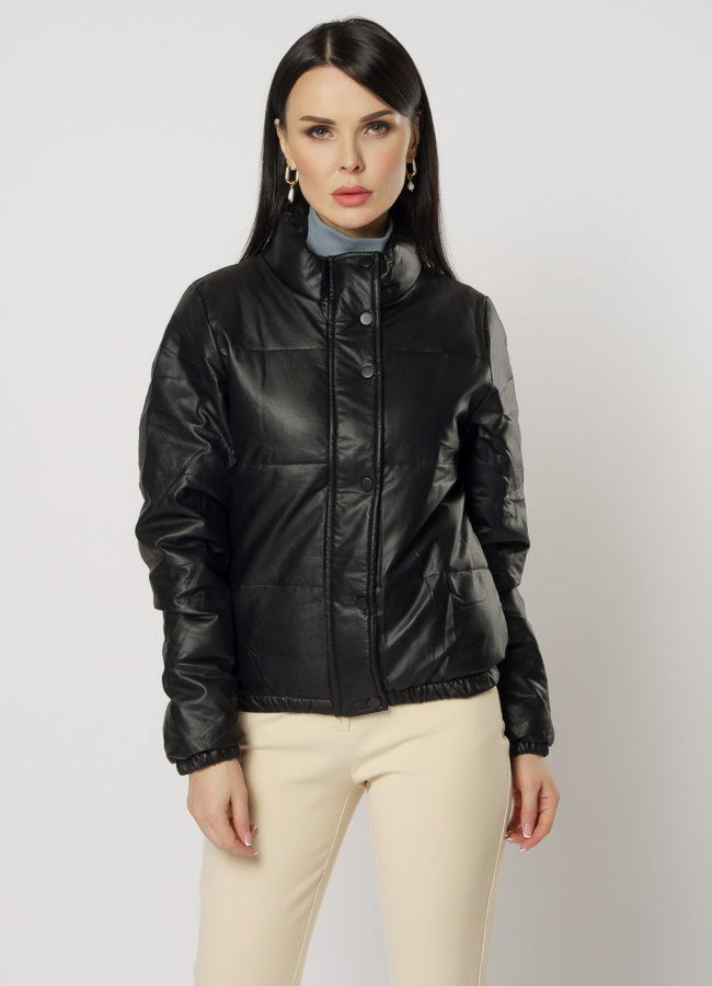 Утепленная куртка из эко кожи черного цвета модель № 20778 меха малина