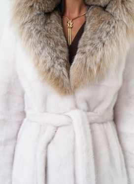 Женская шуба из меха норки с капюшоном из меха рыси