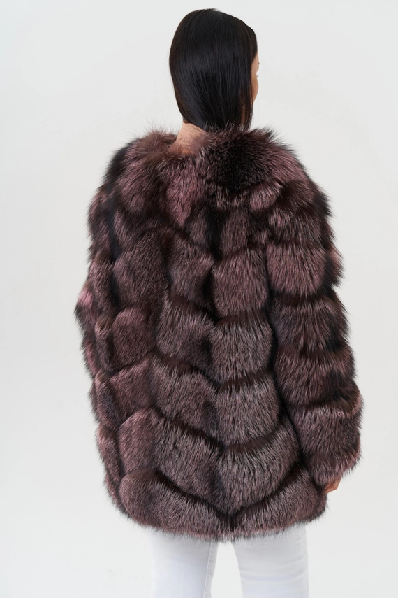 Женская шуба из меха чернобурки розового цвета