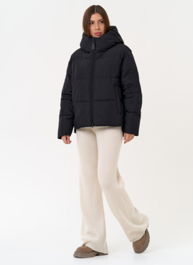 Женский пуховик черного цвета с капюшоном Женский пуховик черного цвета с капюшоном