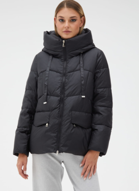 Женский пуховик черного цвета с капюшоном