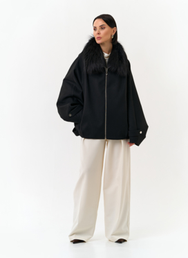 Женское укороченное пальто с отделкой из меха лисы