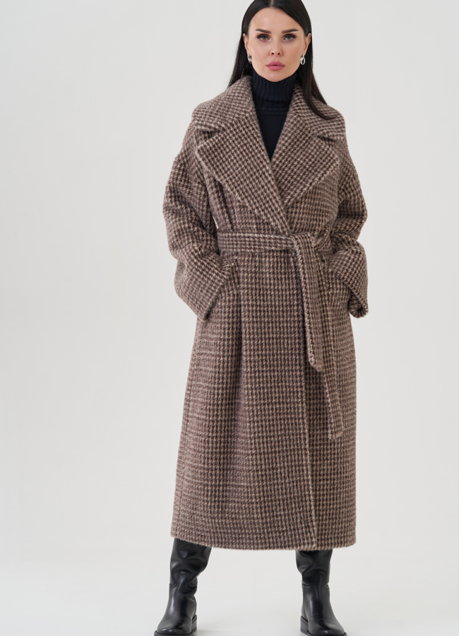 Пальто коричневого цвета с английским воротником модель № 24882 меха малина