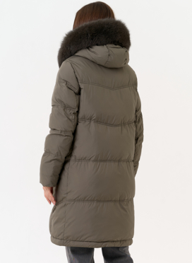 Женский пуховик с капюшоном из меха песца