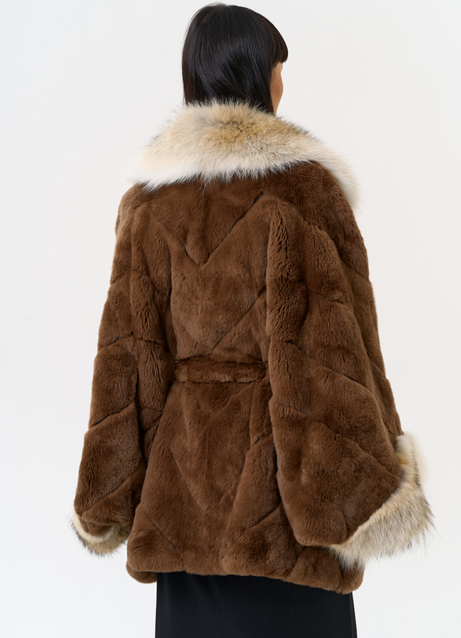 фото Шуба из кролика с отделкой из меха койота модель № 31680 фото Шуба из кролика с отделкой из меха койота модель № 31680