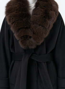 Женское утепленное пальто с отделкой из меха песца