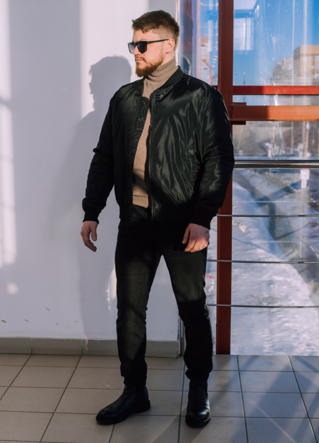 фото Куртка бомбер черного цвета на молнии  модель № 21256