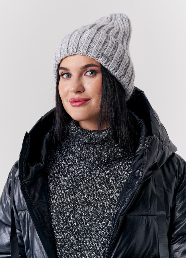 Шапка женская серого цвета модель № 21792 меха малина