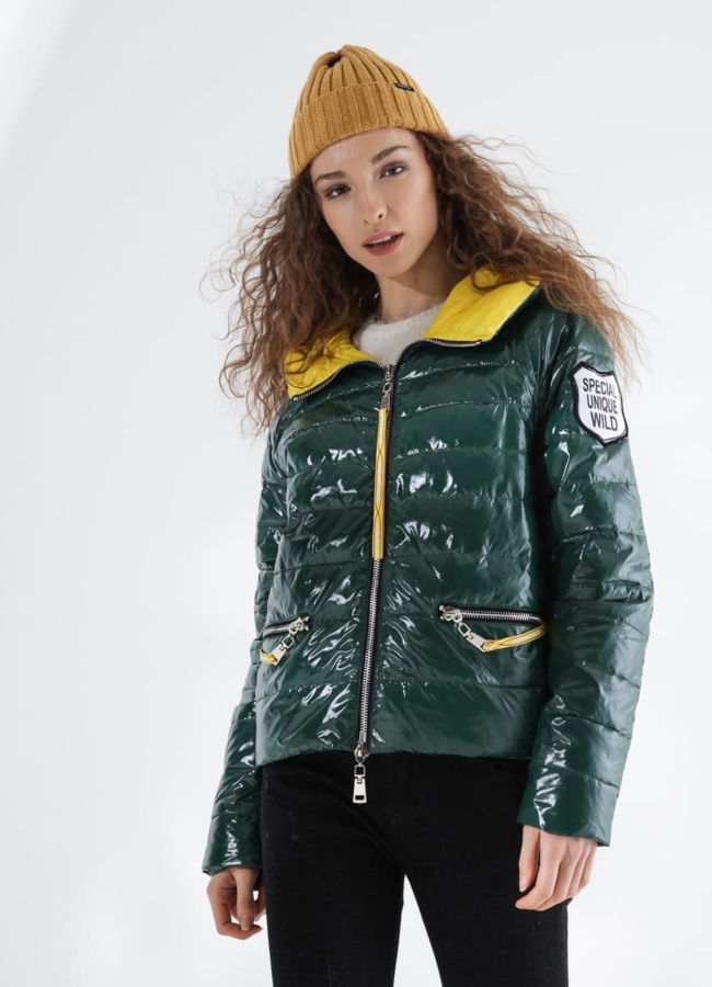 Куртка с капюшоном в зеленом цвете модель № 7746 меха малина