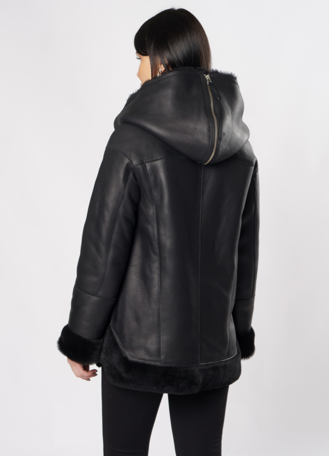 Укороченная дубленка с капюшоном черного цвета модель № 3633 универмаг малина