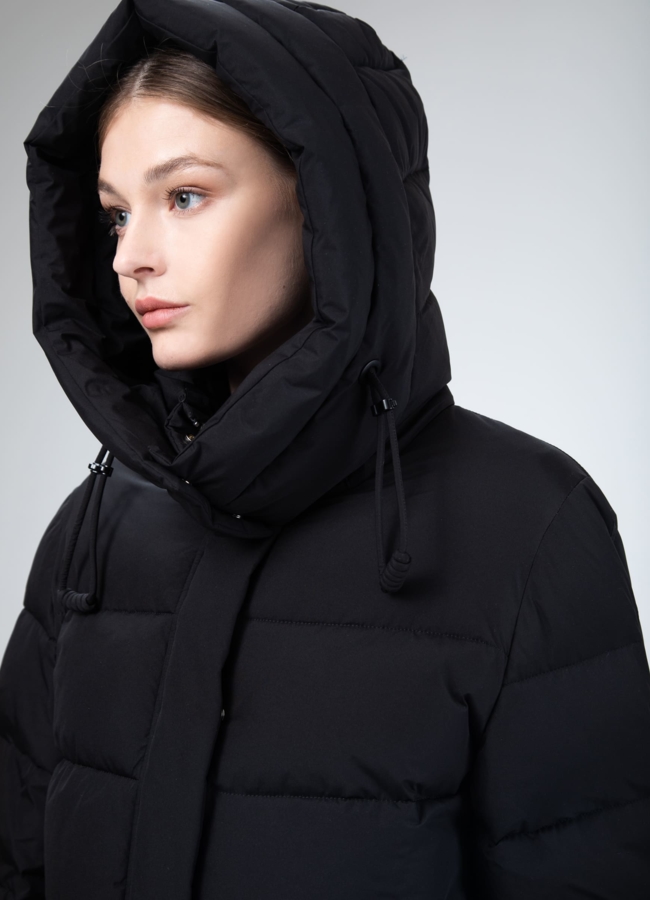 Женский пуховик с капюшоном черного цвета  модель № 25778 в рассрочку