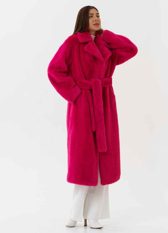 Длинное пальто из эко меха розового цвета модель № 27799 в кредит
