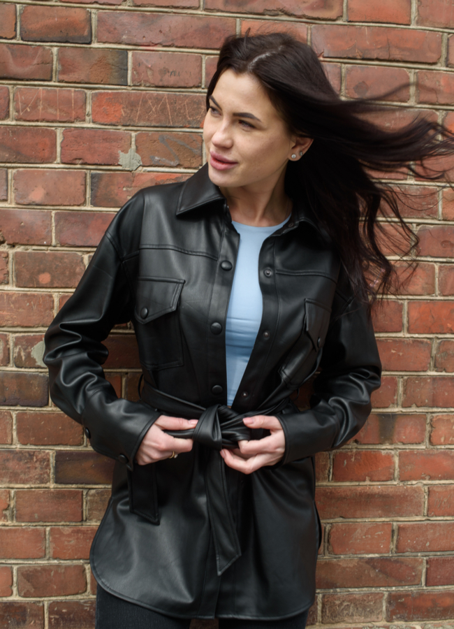 Куртка-рубашка из эко кожи черного цвета модель № 21170 в рассрочку