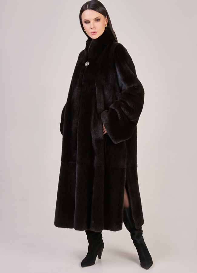 Расклешенная норковая шуба черного цвета с воротником стойка модель № S-844 меха малина
