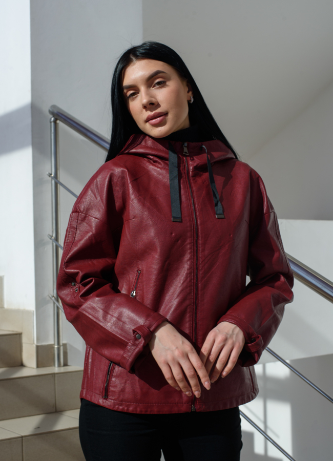 фото Куртка из эко кожи красного цвета с капюшоном  модель № 10518