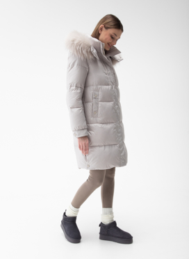 Женский пуховик с капюшоном из енота