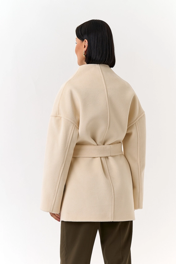 Женское укороченное пальто с поясом
