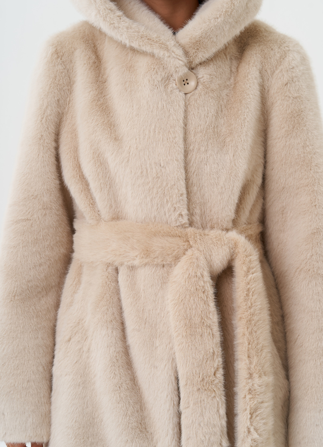 Пальто из эко меха с капюшоном модель № 27792 универмаг малина