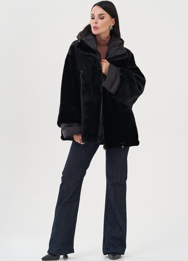 Куртка черного цвета с капюшоном модель № 24945 меха малина
